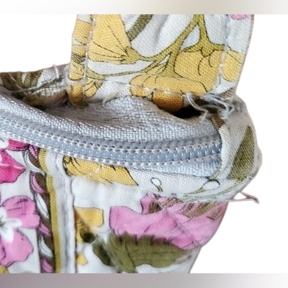 💐 Floral Crossbody Bag - Multicolor Vera Bradley on gray background - Picture 3 of 7